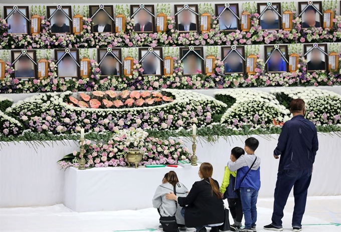 3일 오전 경기도 이천시 창전동 이천서희청소년문화센터에 마련된 한익스프레스 물류창고 화재 합동분향소에서 유가족들이 슬픔에 잠긴 채 조문하고 있다. 이천=뉴스1