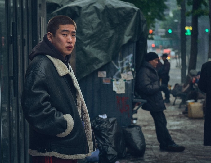 거리엔 실업자가 넘치고, 낙서가 가득하다. '사냥의 시간'이 그리는 근미래 디스토피아의 모습이다. 넷플릭스 제공