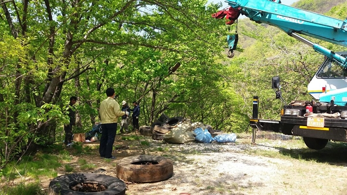 김천시가 지난 1일 황악산 바람재 등산로 일대에 버려진 불법쓰레기 수거 작업을 벌이고 있다. 김천시 제공