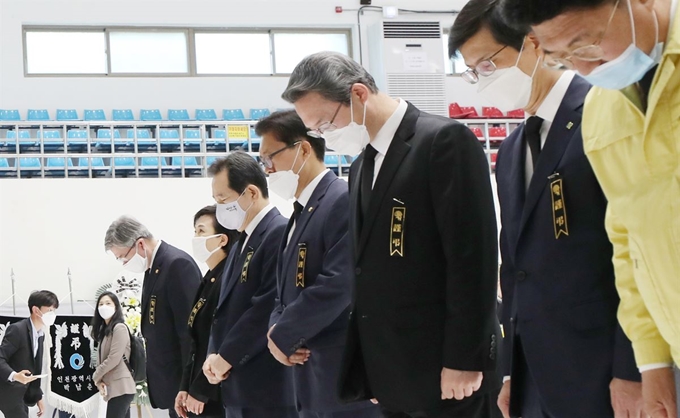 정세균 국무총리가 지난 3일 경기도 이천시 서희청소년문화센터에 마련된 이천 물류창고 공사장 화재 합동분향소를 방문해 묵념하고 있다. 연합뉴스