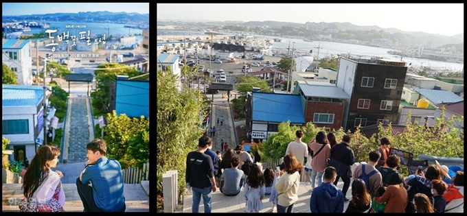 드라마 ‘동백꽃 필 무렵’ 포스터(왼쪽). 경북 포항시 남구 구룡포읍 일본인 가옥거리를 찾은 관광객들이 2일 계단에 앉아 두 주인공과 같은 포즈로 사진을 찍고 있다. 포항=김정혜 기자 kjh@hankookilbo.com