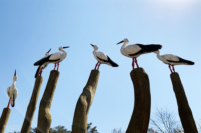 예산 황새공원의 조형물. 황새공원은 황새 복원과 자연 방사를 하는 시설이기도 하다.