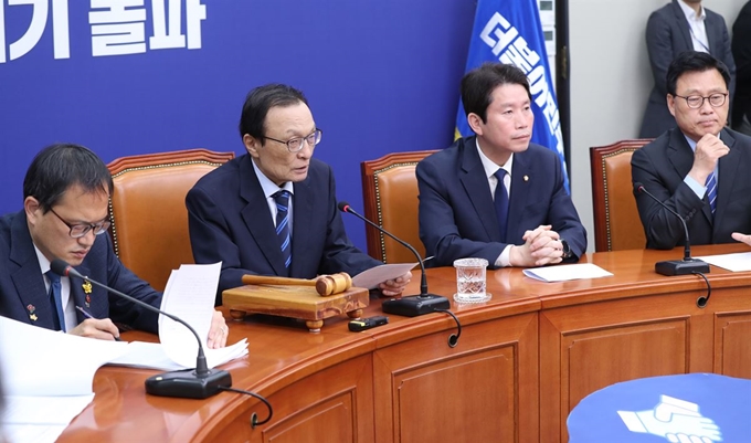 이해찬 더불어민주당 대표가 6일 오전 서울 여의도 국회에서 열린 최고위원회의에서 발언하고 있다. 연합뉴스