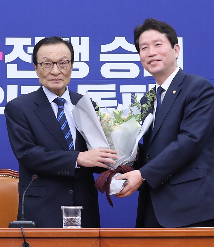 이해찬 더불어민주당 대표가 6일 오전 서울 여의도 국회에서 열린 최고위원회의에서 1년간 원내대표직을 수행한 이인영 원내대표에게 감사의 꽃다발을 전달하고 있다. 민주당은 7일 원내대표 경선을 통해 새로운 원내대표를 선출한다. 연합뉴스