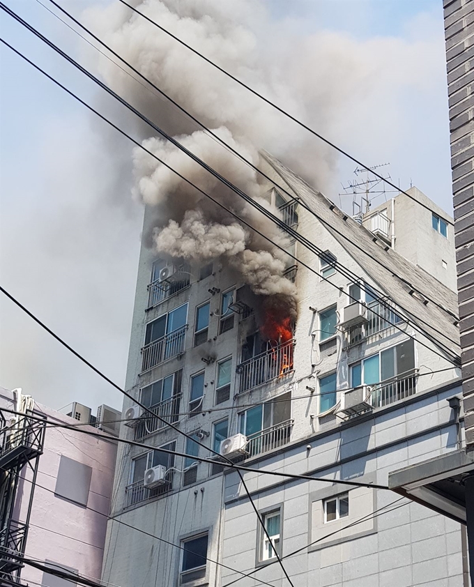 6일 낮 12시8분 서울 마포구 신촌역 인근 원룸텔에서 원인 미상의 화재가 발생했다. 연합뉴스