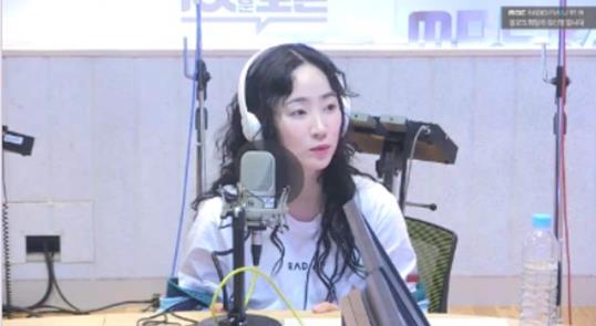 핫펠트가 MBC FM4U ‘정오의 희망곡 김신영입니다’에서 청취자와 소통했다. 보이는 라디오 캡처