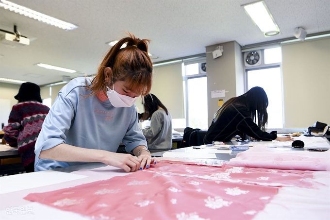 사회적 거리두기가 공식적으로 해제된 6일 서울 관악구 서울대 의류학과 학생들이 전공 실습 수업을 하고 있다. 이한호 기자