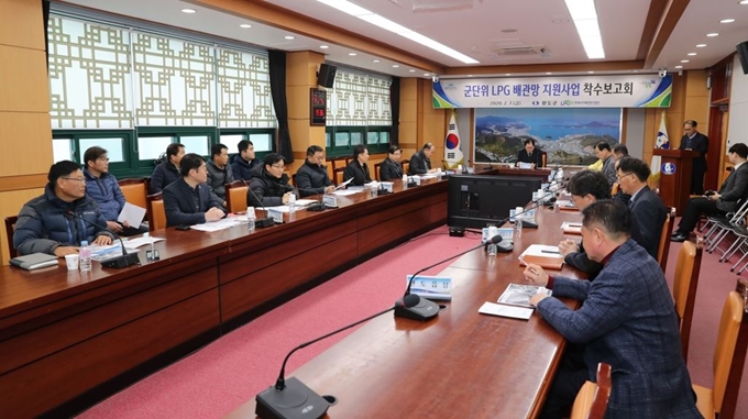 완도군은 지난 2월 7일 군청회의실에서 지역 이장단이 참석한 가운데 LPG 배관망 지원사업 착수보고회를 가졌다. 완도군 제공