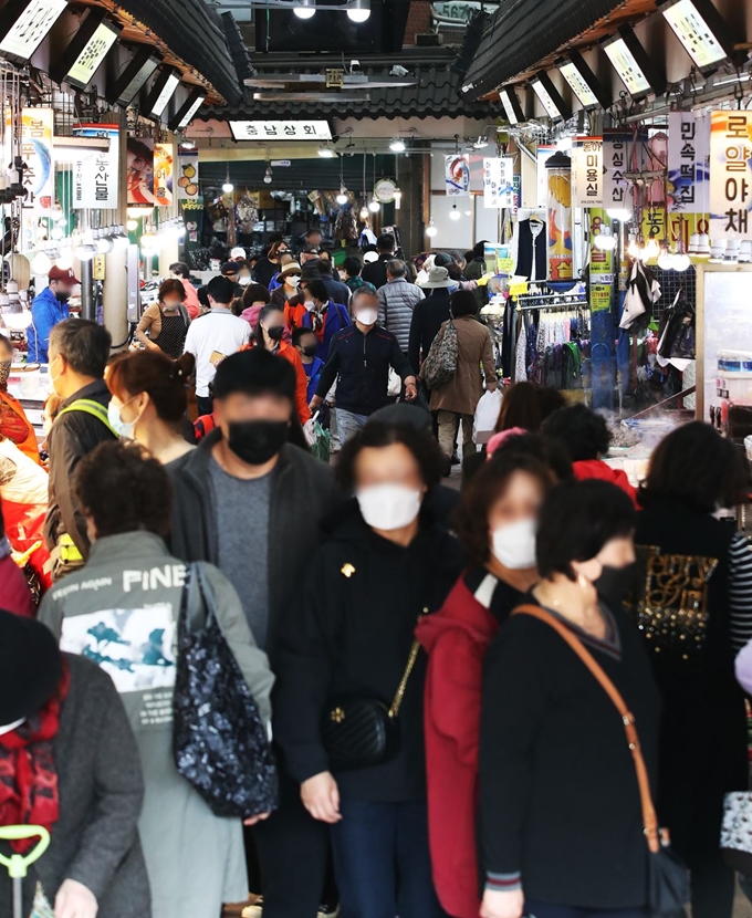 지난달 27일 경기 수원시 못골종합시장이 시민들로 붐비고 있다. 수원=연합늇,