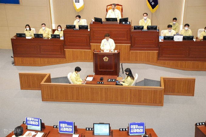 [저작권 한국일보]경북도의회 민주당 의원들이 책상 앞에 '이철우 경북도지사 사과하라'는 현수막을 내건 가운데 이철우 지사가 의원 질문에 답변하고 있다. 이용호 기자