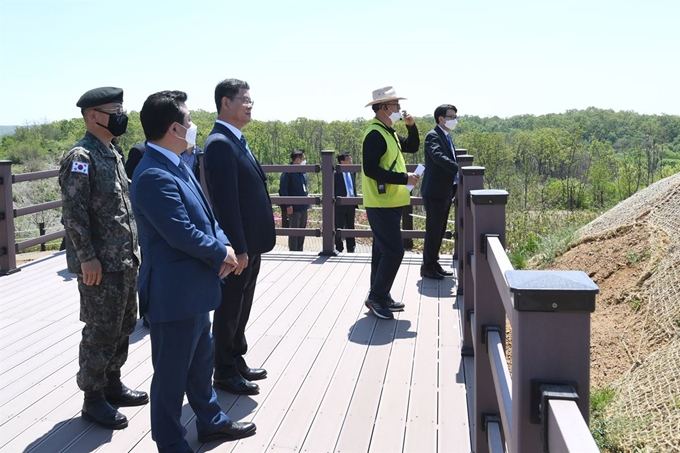 김연철(왼쪽 세 번째) 통일부 장관이 6일 경기 파주시 DMZ 평화의길 파주 구간을 방문해 철거 GP를 점검하고 있다. 뉴스1