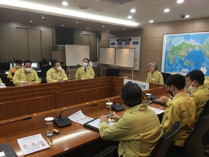 지난달 21일 강경화 장관 주재로 열린 일본 지역 공관장들과의 화상회의에서 참석자들이 일본 내 재외국민 보호 방안 등에 대해 논의하고 있다. 외교부 제공