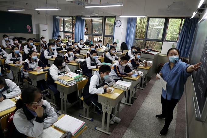 중국 후베이성 우한의 한 고등학교에서 6일 마스크를 쓴 3학년 학생들이 수업을 받고 있다. 우한= 로이터 연합뉴스