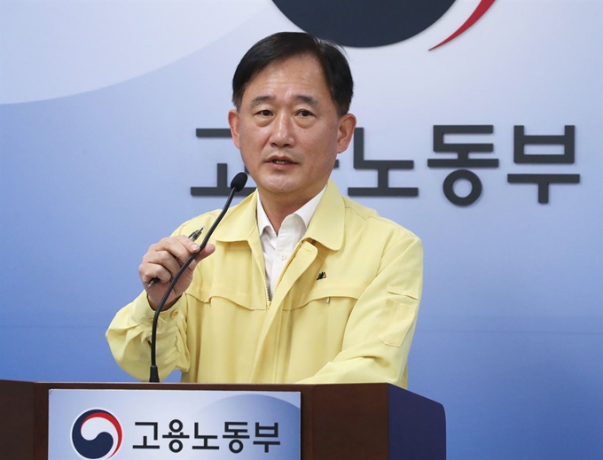 박화진 고용노동부 노동정책실장이 6일 오전 세종시 정부세종청사에서 이천 물류창고 화재사고와 관련해 원청본사 및 건설 현장에 대한 특별감독 계획을 발표하고 있다. 세종=연합뉴스