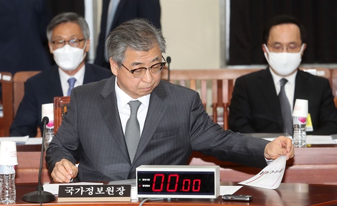 서훈 국정원장이 6일 국회에서 열린 정보위원회 전체회의에 참석해 김정은 북한 국무위원장의 동향과 대외정책 등에 관해 보고 준비를 하고 있다. 연합뉴스