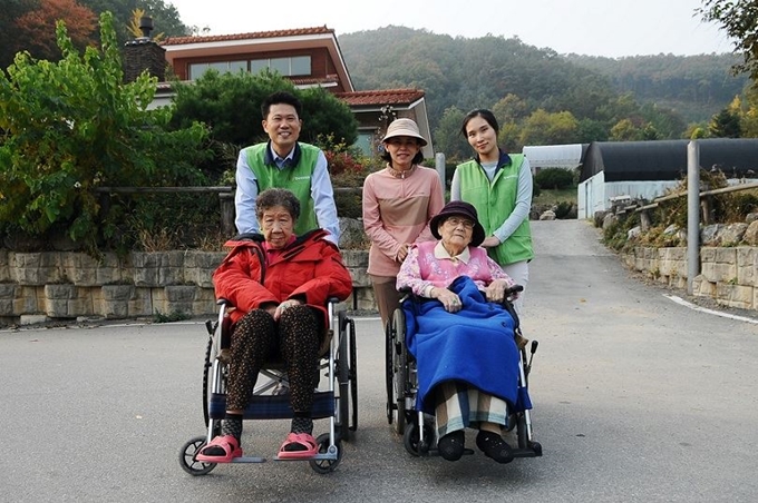 [클린리더스] 한국야쿠르트의 임직원 사내 봉사단체 ‘사랑의 손길펴기회’는 통해 지난 2014년부터 ‘나눔의 집’과 협약을 맺고 위안부 피해자 할머니들의 생활안전과 건강증진에 힘쓰고 있다. 한국야쿠르트 제공