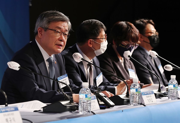 이재갑 고용노동부 장관이 6일 오후 서울 광화문 KT스퀘어 드림홀에서 열린 대통령직속일자리위원회 '힘내라! 대한민국 일자리' 타운홀 미팅에 참석해 발언하고 있다. 연합뉴스