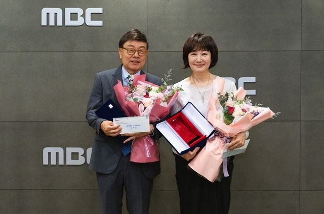 6일 MBC 라디오 프로그램 '싱글벙글쇼'의 두 진행자 강석(왼쪽)과 김혜영이 10일 마지막 방송을 앞두고 박성제 MBC 사장에게서 감사패를 받은 뒤 포즈를 취하고 있다. MBC 제공