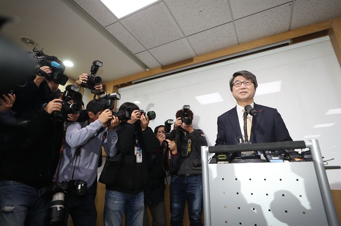 지난 1월 9일 서울 서대문구 법무법인 지평 사무실에서 삼성 준법감시위원장에 내정된 김지형 전 대법관(지평 대표변호사)이 위원회 운영 원칙 등을 설명하는 기자간담회를 하고 있다. 연합뉴스