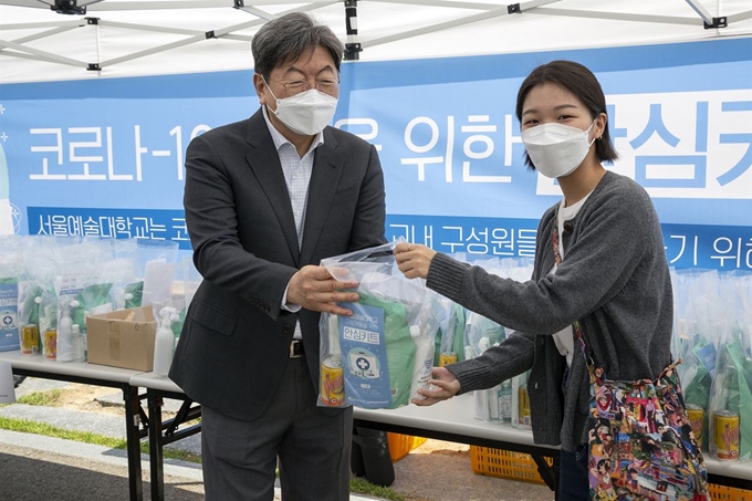 지난 6일 서울예대 대면 수업이 시작된 날 이남식 총장이 등교하는 한 학생에게 안심키트를 전달하고 있다. 서울예대 제공