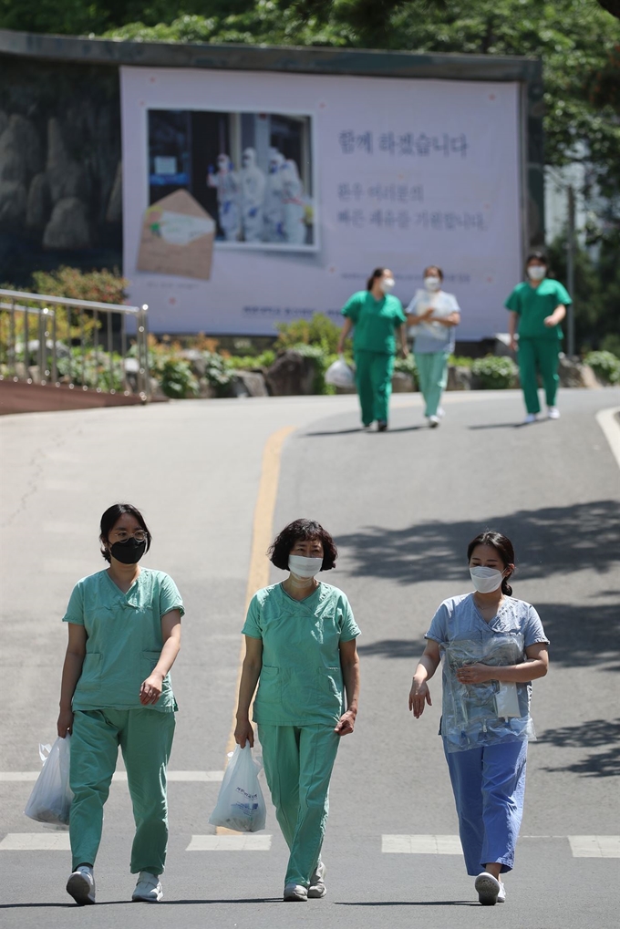 6일 오전 코로나19 지역거점병원인 대구 중구 계명대 대구동산병원에서 격리병동 근무를 앞둔 의료진이 보호구 착의실로 걸어가고 있다. 대구=뉴스1