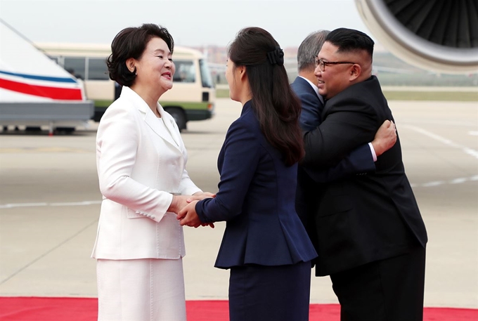 2018년 9월 18일 문재인 대통령과 부인 김정숙 여사가 평양 순안공항에 도착해 마중 나온 김정은 국무위원장과 부인 리설주 여사와 인사하고 있다. 평양사진공동취재단