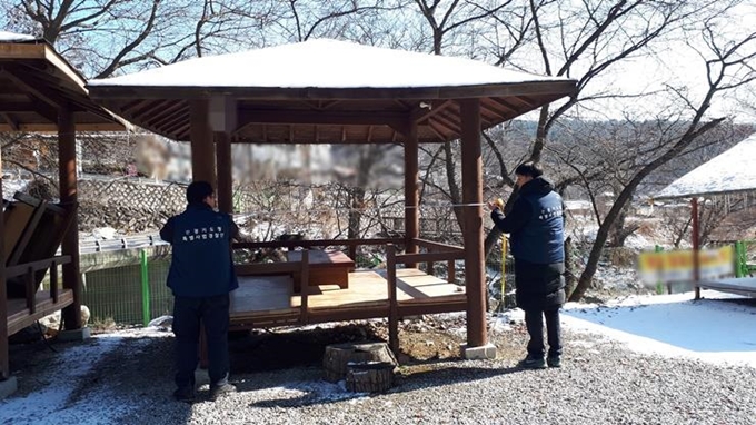 경기도 특사경 관계자들이 하천 구역에 불법 설치된 정자를 단속하고 있다. 경기도 제공