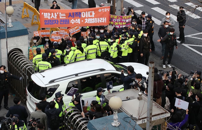 텔레그램 '박사방'을 운영하며 미성년자를 포함한 여성들의 성 착취물을 제작, 유포한 혐의를 받는 조주빈이 지난 3월 25일 서울 종로구 종로경찰서에서 검찰로 송치되는 중 민중당 관계자와 시민들의 항의를 받고 있다. 고영권 기자