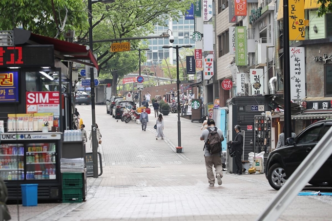 근로자의 날인 1일 오전 서울 중구 명동거리가 한산한 모습을 보이고 있다. 연합뉴스