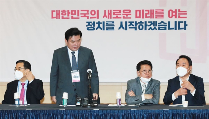 원유철(왼쪽 두번째) 미래한국당 대표가 지난달 29일 서울 양재동 더케이호텔에서 열린 미래한국당 국회의원 및 당선인 합동워크샵에서 자리에 앉고 있다. 연합뉴스