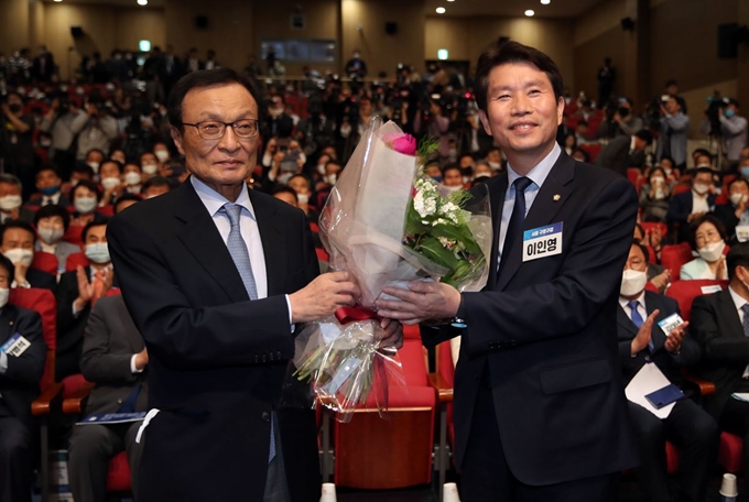 7일 국회 의원회관 대회의실에서 열린 제21대 국회 더불어민주당 제1기 원내대표 선출 당선인 총회에서 이해찬 대표(왼쪽)가 이인영 원내대표에게 꽃다발을 건네고 있다. 연합뉴스