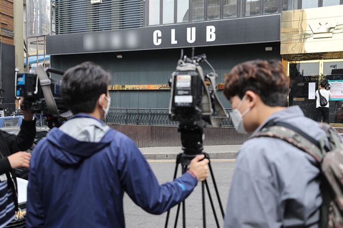 코로나19 확진 판정을 받은 20대 남성 A씨가 지난 2일 새벽 서울 용산구 이태원의 게이클럽으로 알려진 한 클럽을 방문한 것으로 알려졌다. A씨가 방문한 것으로 알려진 서울 용산구 이태원의 한 클럽 앞에서 취재진이 모여 있다. 뉴스1