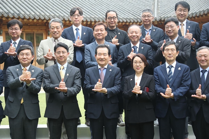 정세균 국무총리(왼쪽 세 번째)가 7일 오후 서울 삼청동 총리공관에서 석학 및 각계 전문가와 함께 '신종 코로나바이러스 감염증(코로나19) 이후 새로운 일상의 준비'를 주제로 열린 2차 목요대화에서 참석자들과 덕분에 챌린지 포즈를 취하고 있다. 연합뉴스