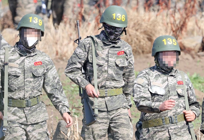 손흥민이 6일 제주 서귀포시 대정읍 해병대 제 9여단 사격장에서 사격훈련을 마친 뒤 91대대 훈련소로 복귀하고 있다. 139번 훈련병 손흥민은 이날 136번 방탄모를 착용했다. 서귀포=연합뉴스