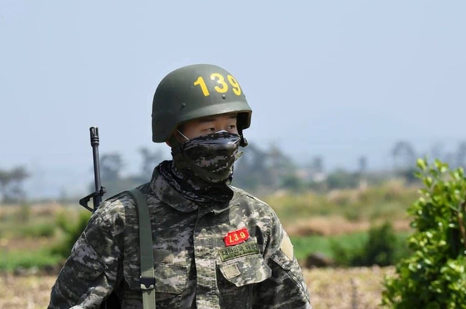 해병대 9여단에서 기초군사훈련에 참여한 손흥민이 제주 모슬포 일대에서 단독무장행군을 하고 있다. 해병대 페이스북