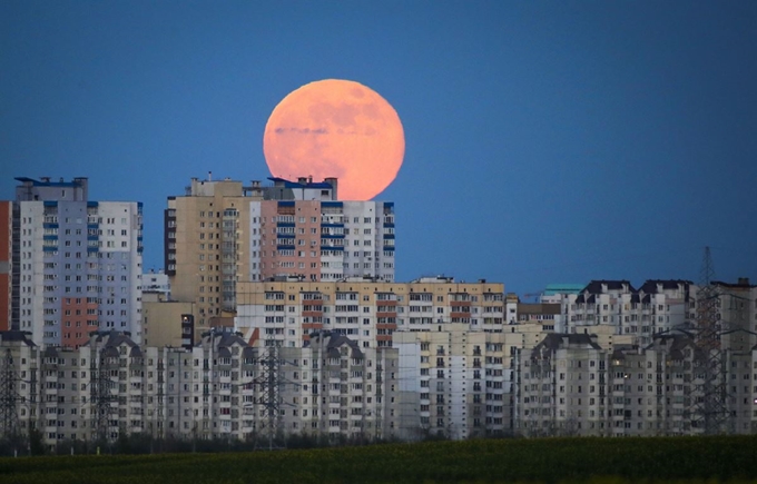 '꽃 달'(Flower Moon)이라고도 불리는 올해의 마지막 '슈퍼문'이 7일(현지시간) 벨라루스 수도 민스크의 한 아파트 단지 위로 솟아 있다. AP 뉴시스