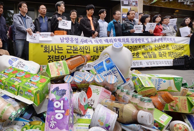 2013년 5월 9일 오후 서울 중구 남대문로 남양유업 본사 앞에서 남양유업대리점피해자협의회, 시민단체 회원들이 남양유업의 진정성 있는 사과와 세부적 대책 마련을 촉구하는 기자회견을 진행하고 있다. 김주영기자