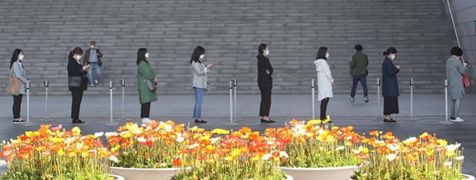 신종 코로나 바이러스 감염증(코로나19) 확산 방지를 위한 ‘사회적 거리두기’가 ‘생활 속 거리두기’로 전환된 6일 서울 용산구 국립중앙박물관에서 관람객들이 거리두기를 하며 입장하고 있다. 뉴스1