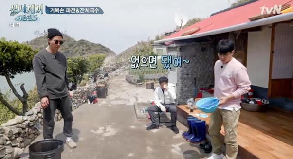 (오른쪽부터 차례로)손호준이 유해진 차승원을 위해 tvN ‘삼시세끼5’에서 커피를 준비했다. 방송 캡처