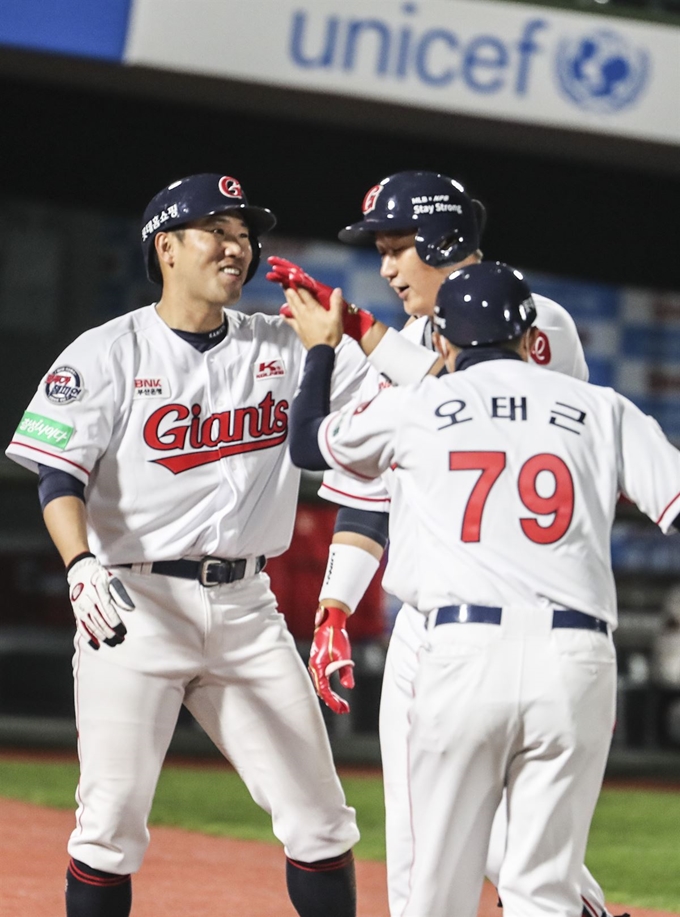 8일 부산 롯데-SK전에서 롯데 이대호가 홈러을 친 뒤 홈에서 동료들의 환영을 받고 있다. 부산=연합뉴스