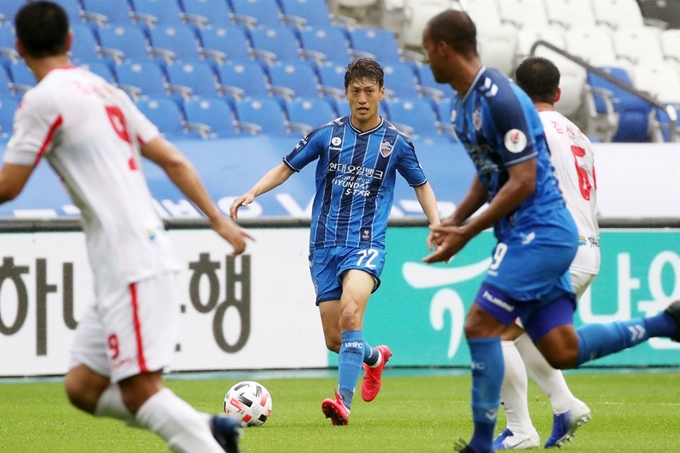 이청용(가운데)이 9일 울산 문수축구경기장에서 열린 2020 K리그1 울산현대와 상주상무의 경기에서 드리블하고 있다. 프로축구연맹 제공