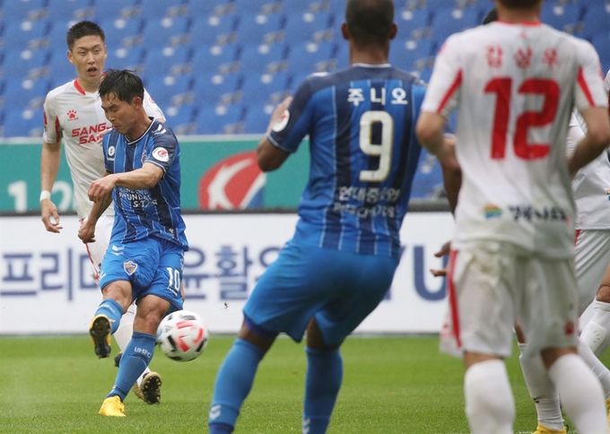 윤빛가람(왼쪽)이 9일 울산 문수축구경기장에서 열린 2020 K리그1 상주상무전에서 슛을 하고 있다. 울산=뉴스1