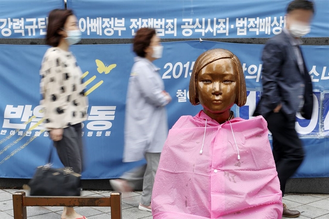 일본군 위안부 피해자인 이용수 할머니가 위안부 관련 단체 후원금 사용이 투명하지 않다고 폭로해 파문이 일고 있는 가운데 10일 서울 종로구 옛 일본대사관 앞에 설치된 평화의 소녀상 주변을 시민들이 오가고 있다.