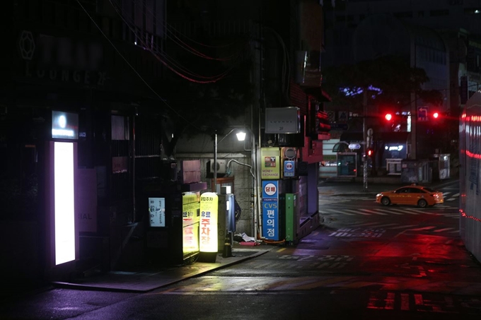 10일 새벽 서울 용산구 이태원 클럽 등 유흥시설 밀집지역이 한산한 모습을 보이고 있다. 서울시는 앞서 9일 기자회견을 열고 이태원 클럽 관련 코로나19 확진자가 무더기로 쏟아지자 모든 유흥시설에 대해 집합금지 명령을 발표했다. 뉴스1