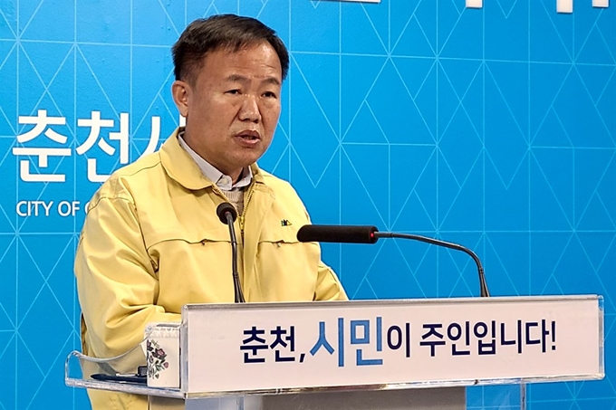 이재수 강원 춘천시장이 지난 3월 17일 오전 시청 브리핑룸에서 코로나19 조기극복을 위한 종합대책 기자회견을 열고 춘천형 4대 프로젝트에 대해 설명하고 있다. 뉴스1