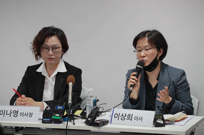 이상희 정의기억연대 이사가 11일 오전 서울 마포구 인권재단 사람에서 정의기억연대가 일본군 위안부 피해자 기부금 관련 논란에 관한 기자회견을 하고 있다. 뉴시스