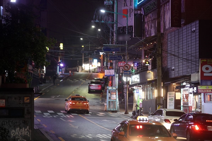 10일 새벽 서울 용산구 이태원 클럽 등 유흥시설 밀집지역이 한산한 모습을 보이고 있다. 서울시는 지난 9일 기자회견을 열고 이태원 클럽 관련 신종 코로나바이러스 감염증(코로나19) 확진자가 무더기로 쏟아지자 모든 유흥시설에 대해 집합금지 명령을 발표했다. 뉴스1