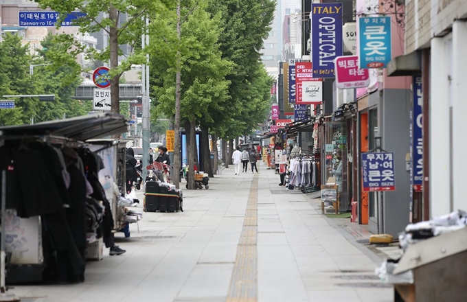 이태원 클럽발 신종 코로나 바이러스 감염증(코로나19) 집단 감염이 우려되는 가운데 10일 서울 용산구 이태원 일대가 한산한 모습을 보이고 있다. 이곳에서 노점을 하고 있는 상인은 "원래는 주말 이 도로에 사람이 아주 많다. 클럽발 코로나19 이후 사람이 확 줄었다"고 설명했다. 뉴시스