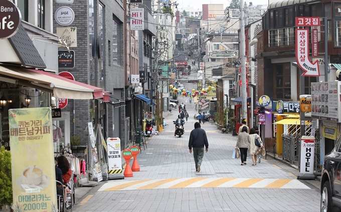 이태원 클럽발 신종 코로나 바이러스 감염증(코로나19) 집단 감염이 우려되는 가운데 10일 서울 용산구 이태원 일대가 한산한 모습을 보이고 있다. 이곳에서 노점을 하고 있는 상인은 "원래는 주말 이 먹거리골목에 사람이 아주 많다. 클럽발 코로나19 이후 사람이 확 줄었다"고 설명했다. 뉴시스