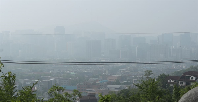 초미세먼지 농도가 나쁨을 보인 11일 오전 서울 인왕산에서 바라본 서울 도심이 뿌연 모습이다. 연합뉴스